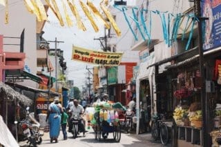 Eine belebte Straße in Indien.