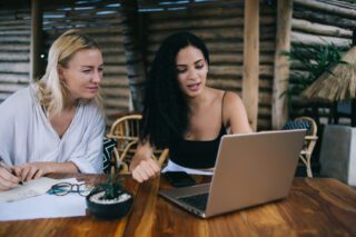 digital female nomads discussing business