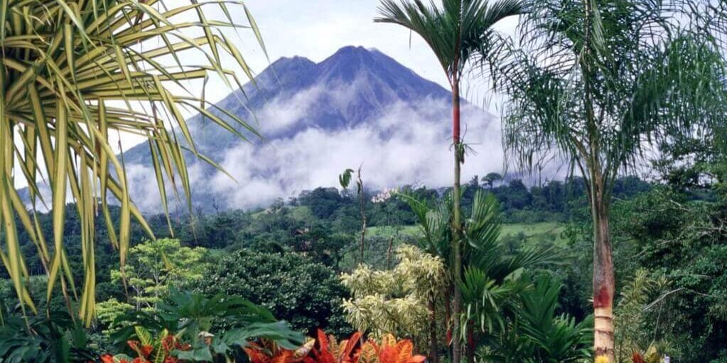 A volcano in Costa Rica, where U.S. citizens can travel without an expat visa