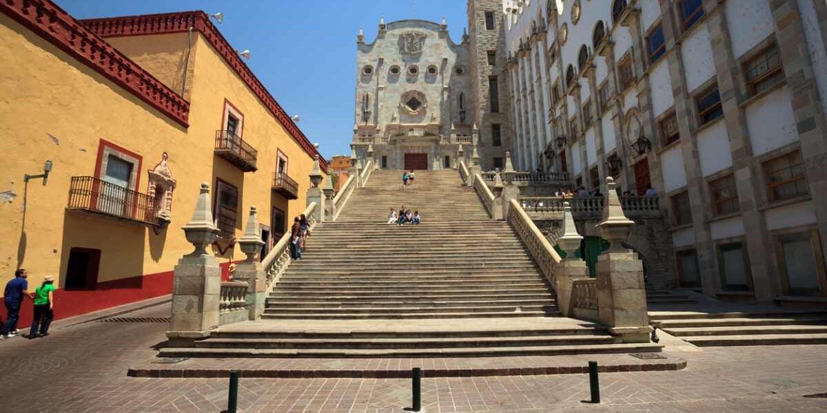 exterior of University of Guanajuato where international students can study in English after moving to Mexico from the US